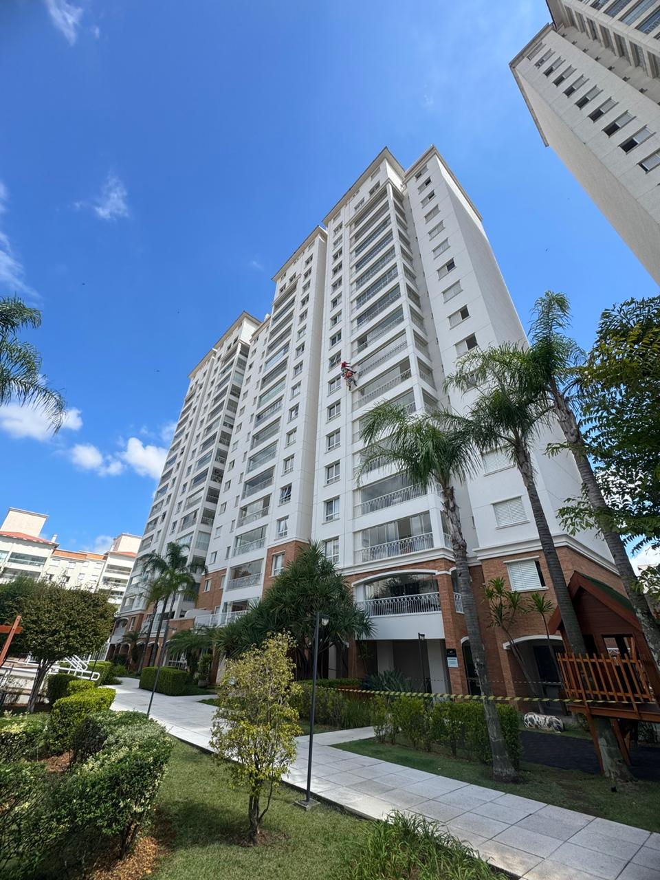 Edifício residencial com fachada renovada pela Minas